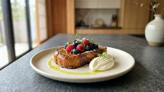 バターなしでも満足：オリーブオイルで焼くカリふわフレンチトースト（ベリー添え）