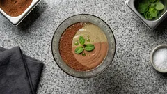 卵もゼラチンもなし。寒天でふんわり仕上げる、さっぱりチョコミントムース