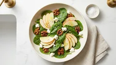 ほうれん草は生で楽しむ：りんご×くるみ×フェタのさっぱり満足サラダ（和えるだけ）